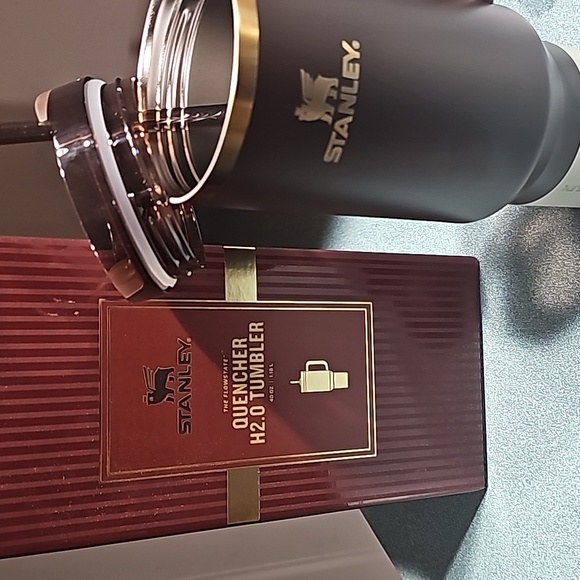 40 oz chocolate gold Stanley with box - Picture 4 of 4